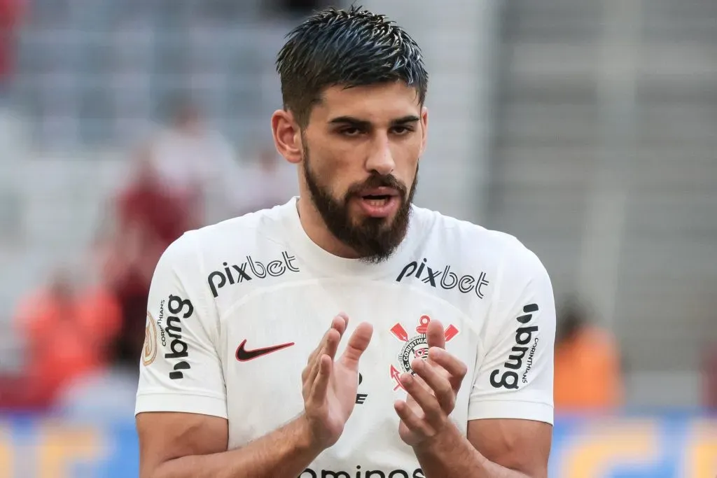 Bruno Mendez jogador do Corinthians durante partida contra o Athletico-PR no estadio Arena da Baixada pelo campeonato BRASILEIRO A 2023. Foto: Robson Mafra/AGIF