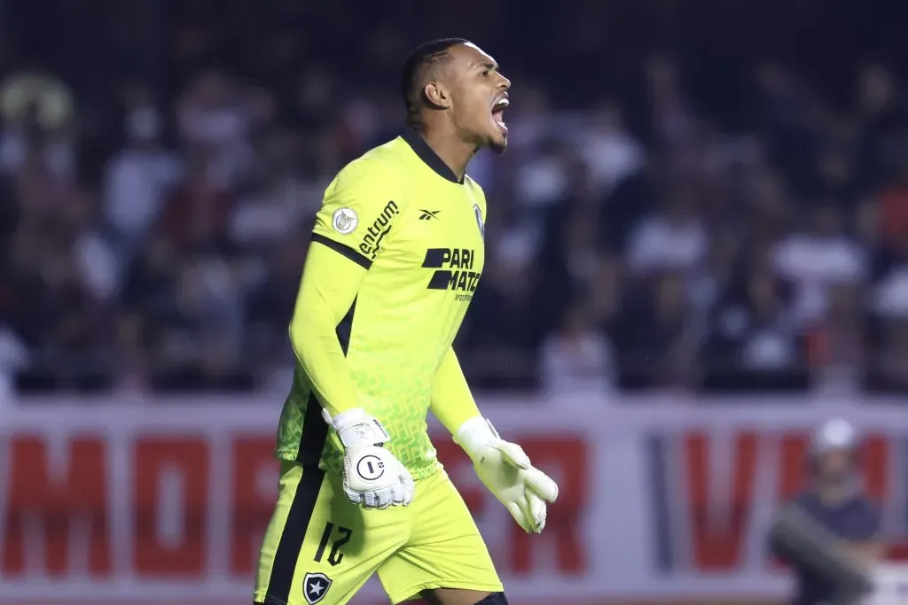 John durante partida contra o São Paulo no Campeonato Brasileiro A 2024. Foto: Marcello Zambrana/AGIF