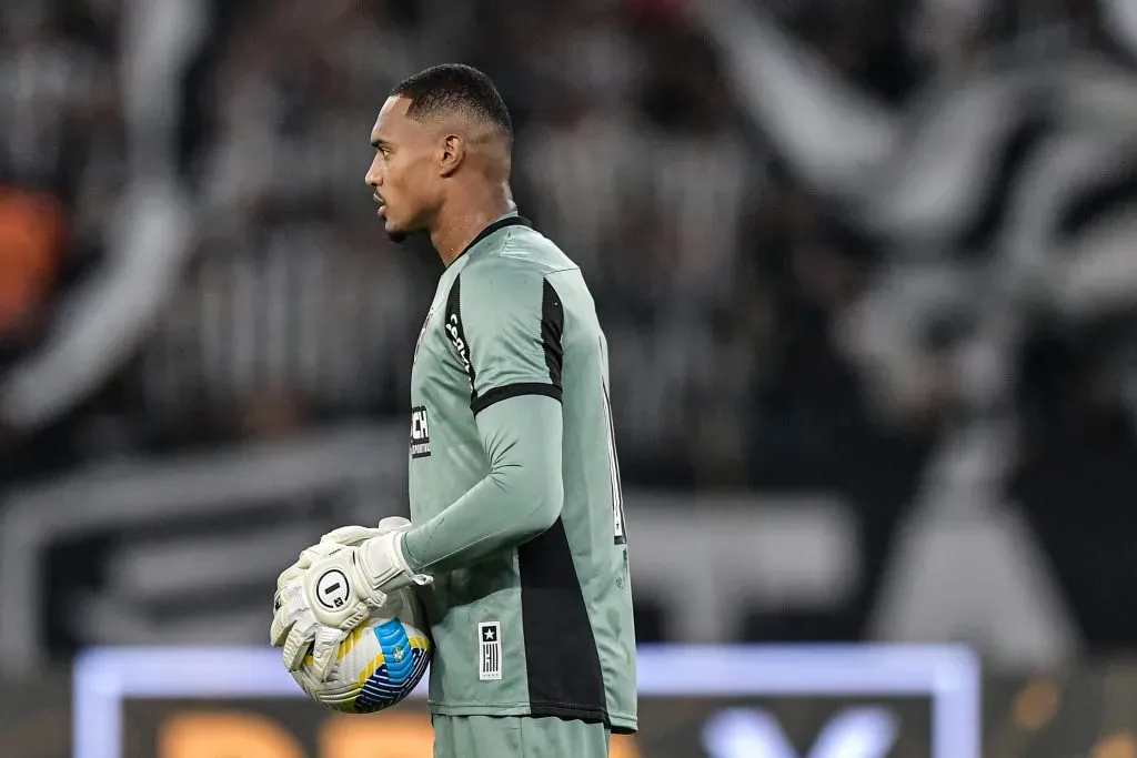 John durante partida contra o Palmeiras no Campeonato Brasileiro A 2024. Foto: Thiago Ribeiro/AGIF