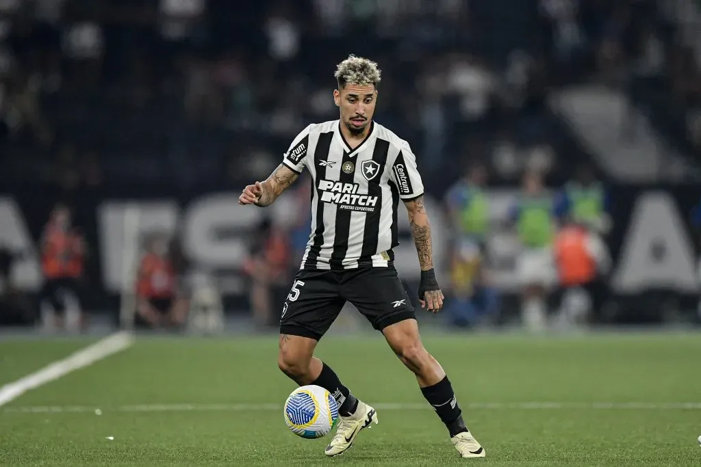 Kauê, meio-campista do Botafogo. Foto: Thiago Ribeiro/AGIF