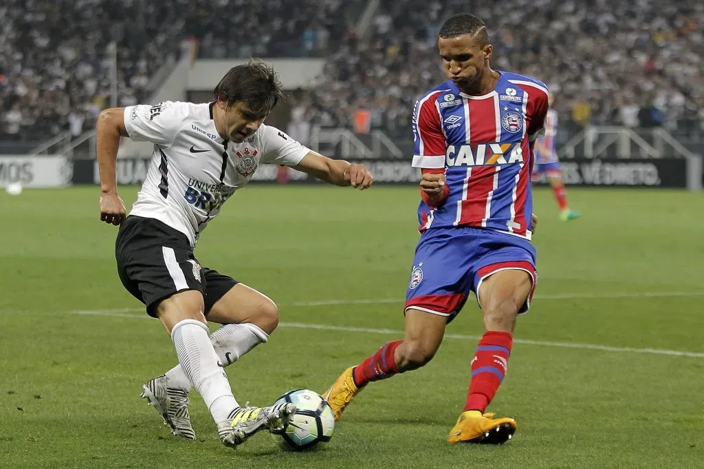 Romero, do Corinthians, disputa lance com Rodrigo Becao, do Bahia (Foto: Daniel Vorley/AGIF.)