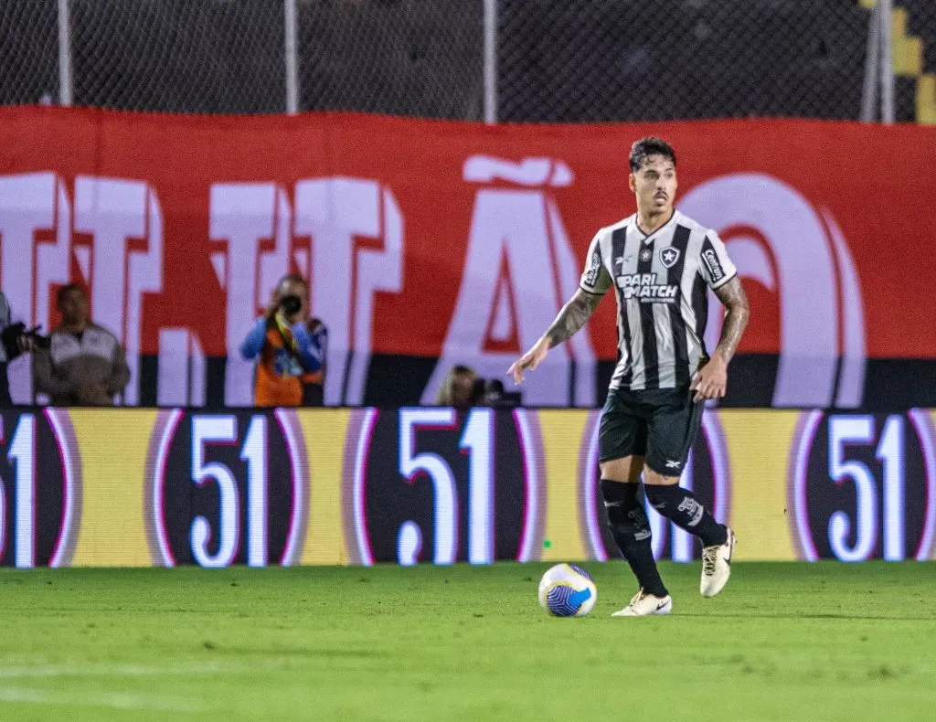 Lucas Halter, jogador do Botafogo, durante partida contra o Vitória (Foto: Jhony Pinho/AGIF)