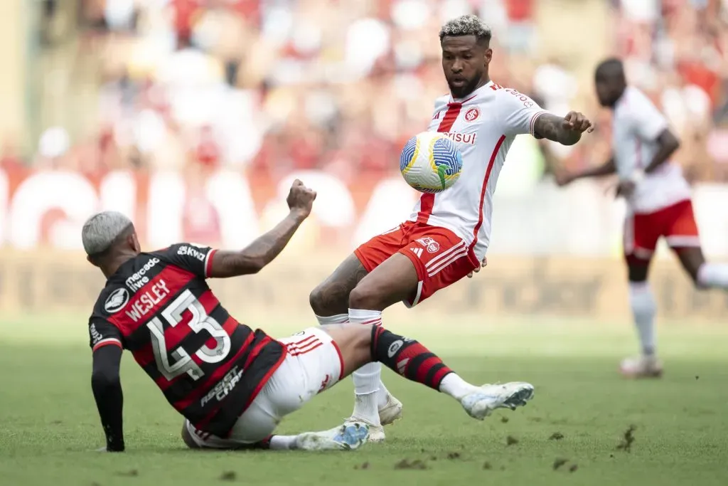 Wesley jogador do Flamengo disputa lance com Wesley jogador do Internacional durante partida no estadio Maracana pelo campeonato Brasileiro A 2024. Foto: Jorge Rodrigues/AGIF