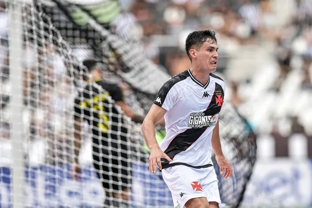 RJ – RIO DE JANEIRO – 18/02/2024 – CARIOCA 2024, BOTAFOGO X VASCO – Galdames jogador do Vasco comemora seu gol durante partida contra o Botafogo no estadio Engenhao pelo campeonato Carioca 2024. Foto: Thiago Ribeiro/AGIF