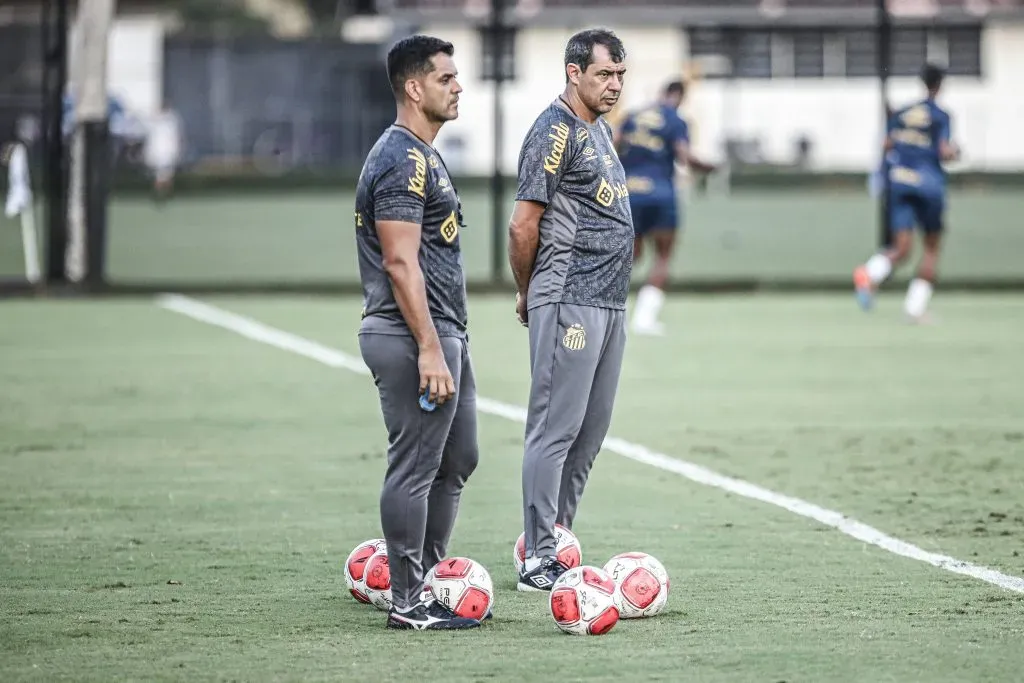 Fábio Carille comandando treinos do Santos em 2024 – Foto: Reinaldo Campos/AGIF