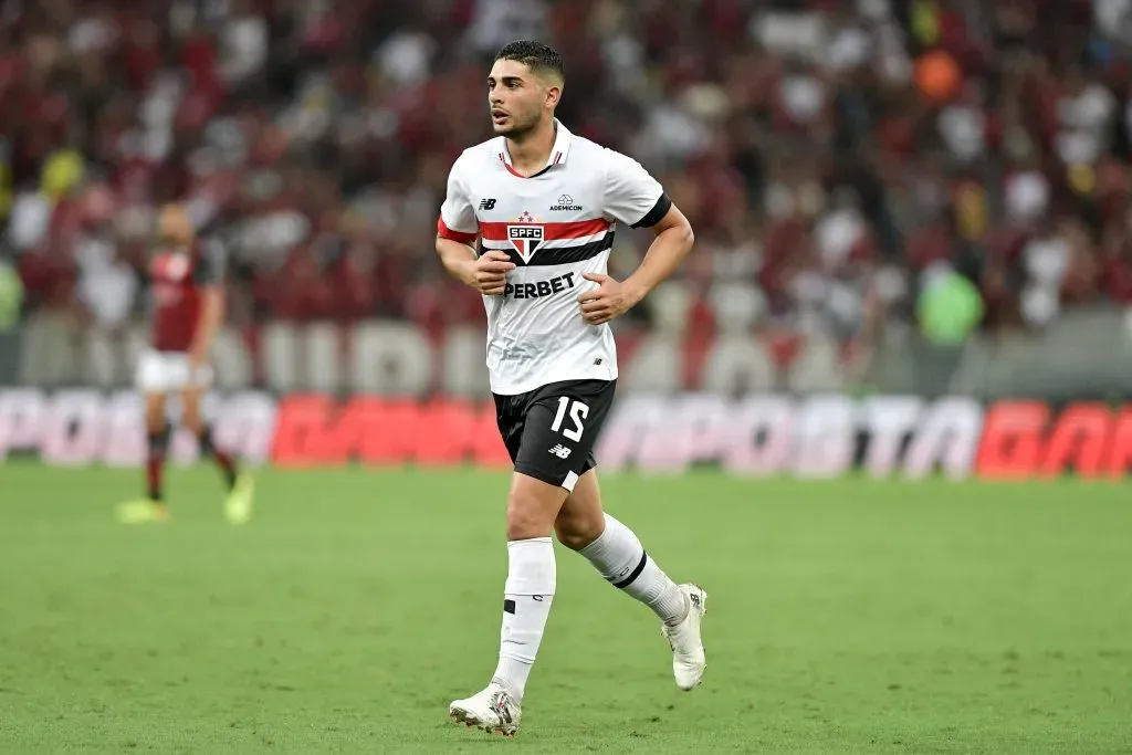 Michel Araújo, jogador do São Paulo, durante partida contra o Flamengo (Foto: Thiago Ribeiro/AGIF)