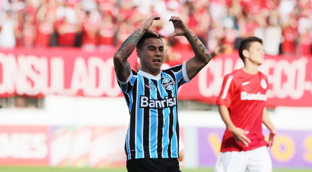 Eduardo Vargas comemorando gol pelo Grêmio, no GreNal de 2013. Foto: Gustavo Granata/AGIF