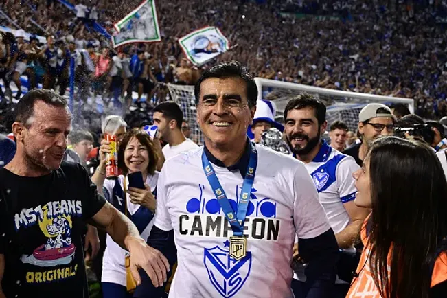 Gustavo Quinteros comemorando título com o Velez Sarsfield – (Photo by Rodrigo Valle/Getty Images)