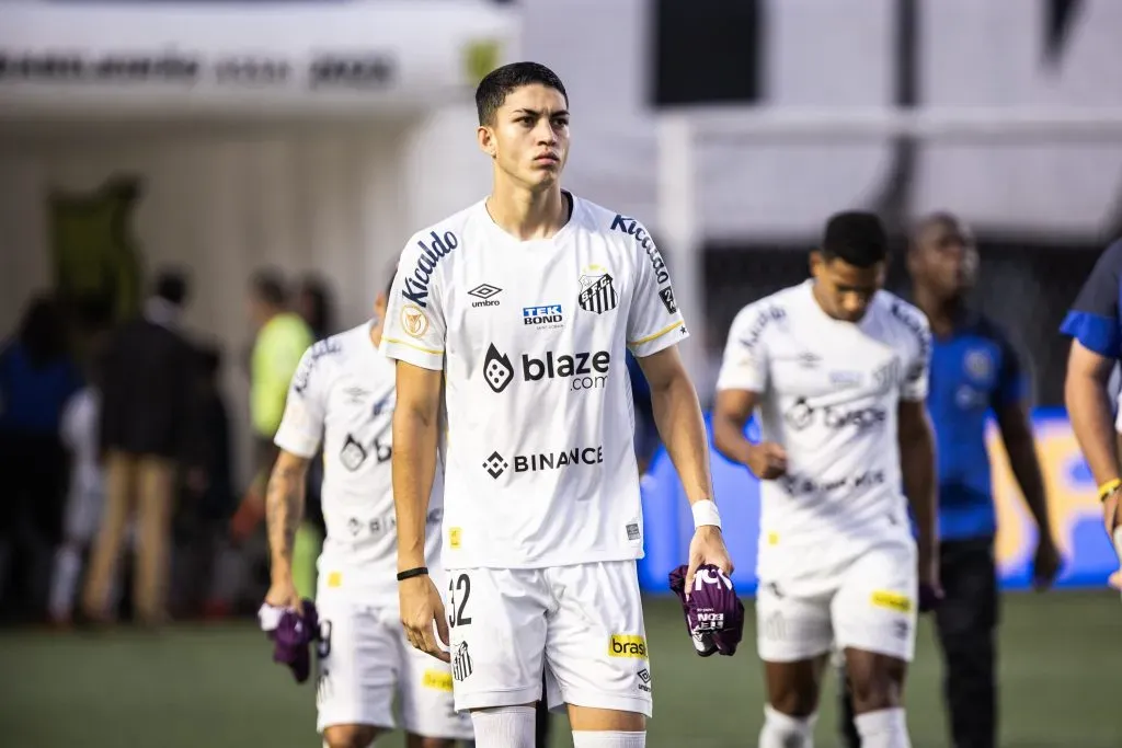 SP – SANTOS – 12/11/2023 – BRASILEIRO A 2023, SANTOS X SAO PAULO – Jair Cunha jogador do Santos durante partida contra o Sao Paulo no estadio Vila Belmiro pelo campeonato Brasileiro A 2023. Foto: Abner Dourado/AGIF