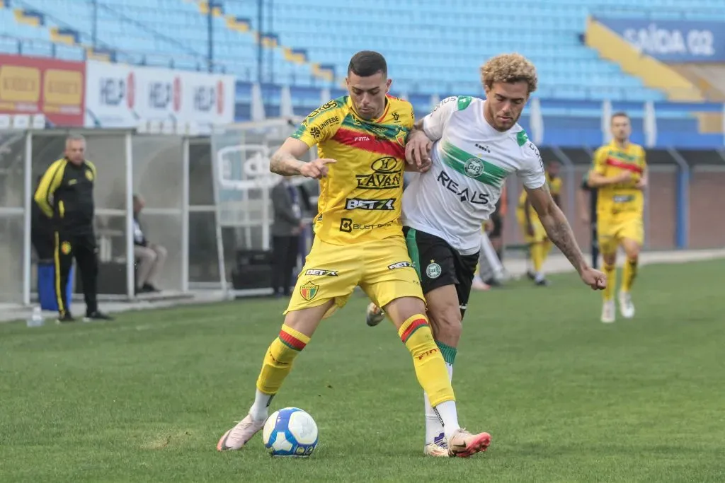 SC – FLORIANOPOLIS – 18/08/2024 – BRASILEIRO B 2024, BRUSQUE X CORITIBA – Dentinho jogador do Brusque disputa lance com Figueiredo jogador do Coritiba durante partida no estadio Ressacada pelo campeonato Brasileiro B 2024. Foto: Lucas Gabriel Cardoso/AGIF