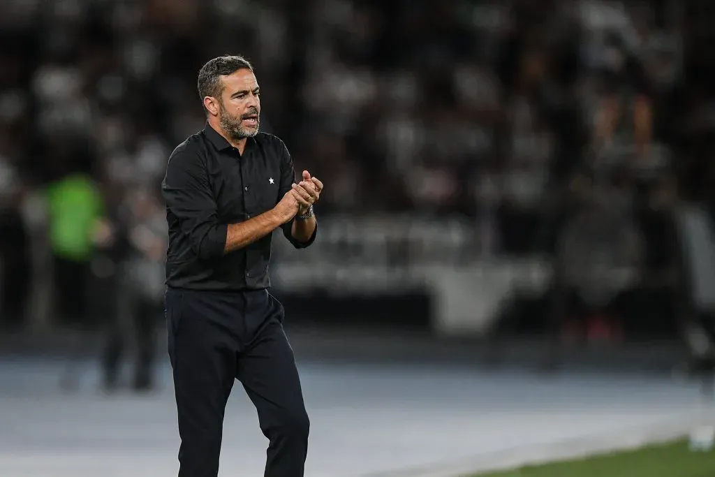 Artur Jorge durante partida contra o Vasco no Campeonato Brasileiro A 2024. Foto: Thiago Ribeiro/AGIF
