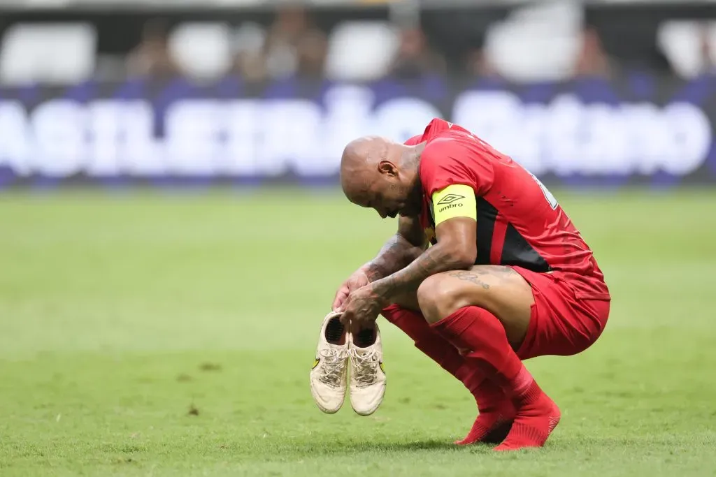 Thiago Heleno lamentando rebaixamento durante partida contra o Atletico-MG no Campeonato Brasileiro A 2024. Foto: Gilson Lobo/AGIF