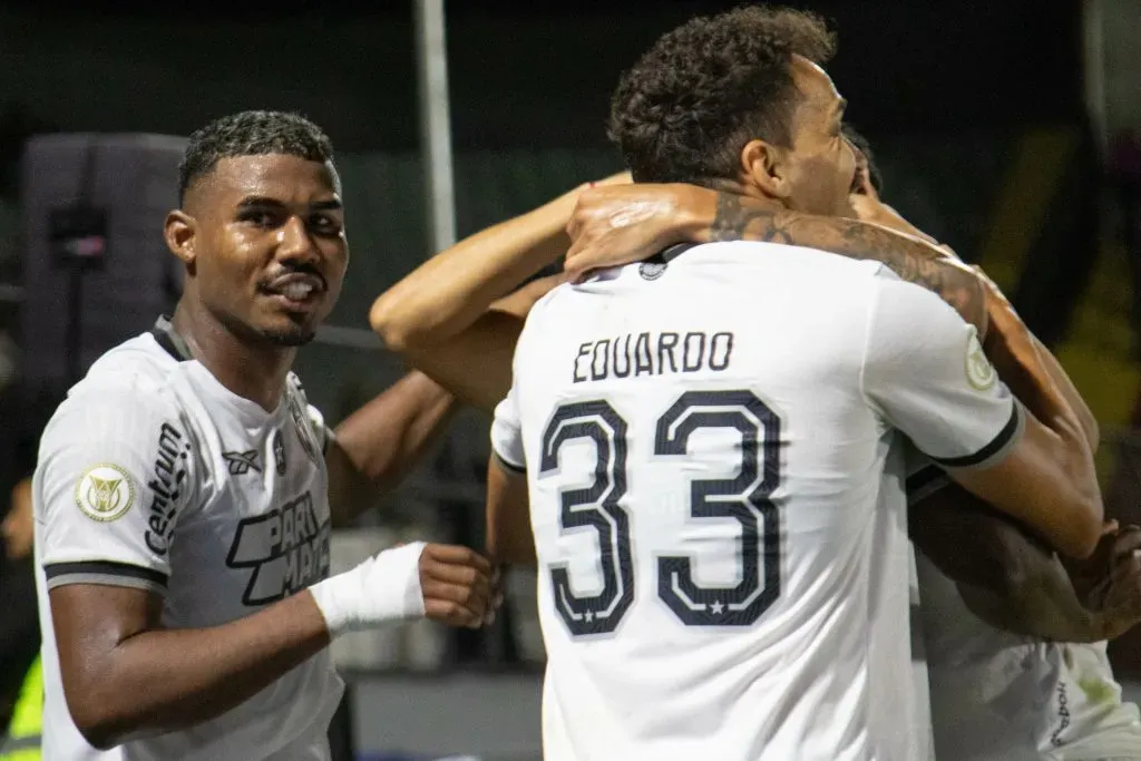SP – BRAGANCA PAULISTA – 26/10/2024 – BRASILEIRO A 2024, BRAGANTINO X BOTAFOGO – Gregore, CUIABANO E EDUARDO jogador do Botafogo comemora seu gol com jogadores do seu time durante partida contra o Bragantino no estadio Nabi Abi Chedid pelo campeonato Brasileiro A 2024. Foto: Joisel Amaral/AGIF