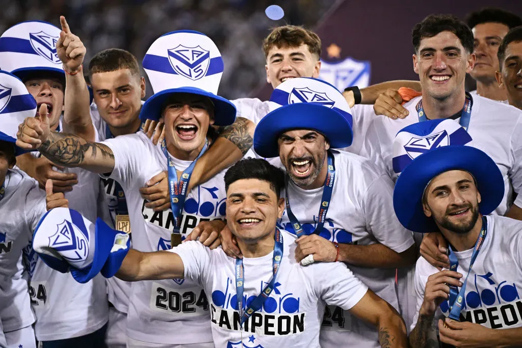 BUENOS AIRES, ARGENTINA – DECEMBER 15: Claudio Aquino of Velez Sarsfield and teammates celebrate after winning the tournament following the Liga Profesional 2024 match between Velez Sarsfield and Huracan at Jose Amalfitani Stadium on December 15, 2024 in Buenos Aires, Argentina. (Photo by Rodrigo Valle/Getty Images)