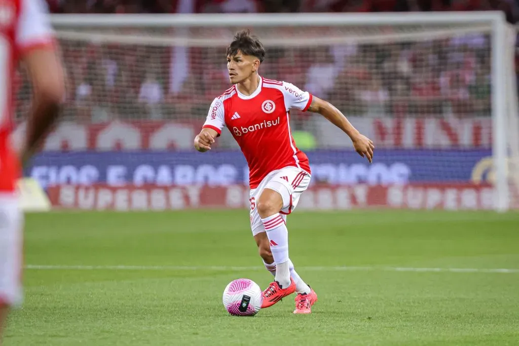 Bernabei, jogador do Internacional, durante partida contra o Flamengo (Foto: Maxi Franzoi/AGIF)