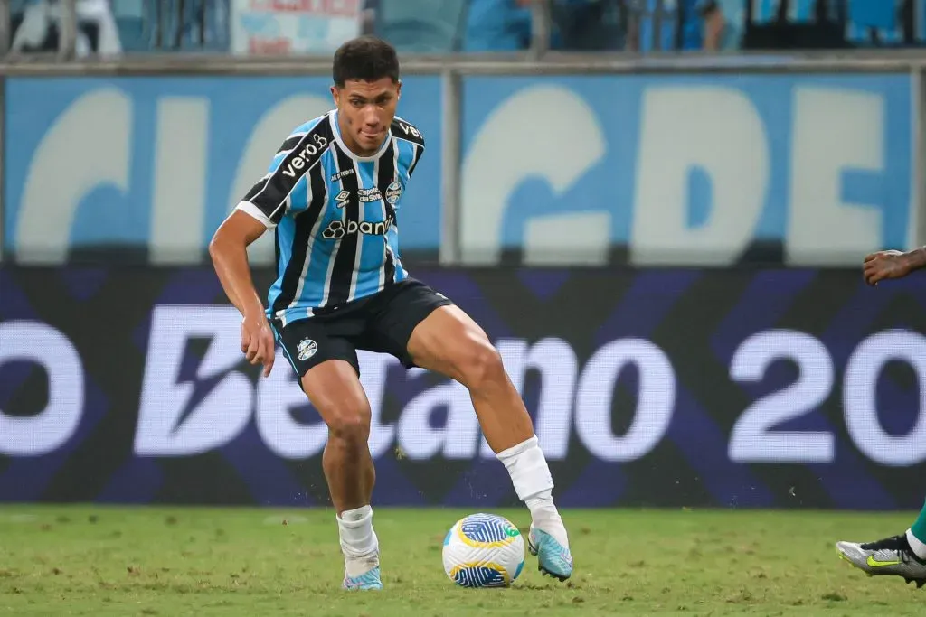 José Guilherme, jogador do Grêmio, durante partida contra o Cuiabá (Foto: Maxi Franzoi/AGIF)