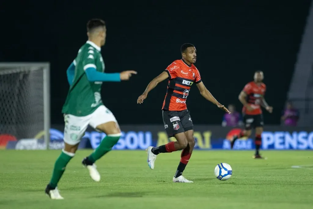 Miqueias atuando pelo Ituano durante partida contra o Guarani (Foto: Fabio Moreira Pinto/AGIF)