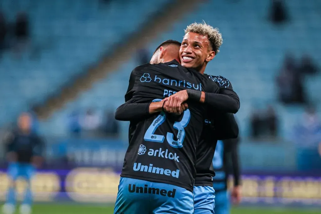 RS – PORTO ALEGRE – 27/08/2023 – BRASILEIRO A 2023, GREMIO X CRUZEIRO – Pepe jogador do Gremio comemora seu gol com Bitello jogador da sua equipe durante partida contra o Cruzeiro no estadio Arena do Gremio pelo campeonato Brasileiro A 2023. Foto: Maxi Franzoi/AGIF