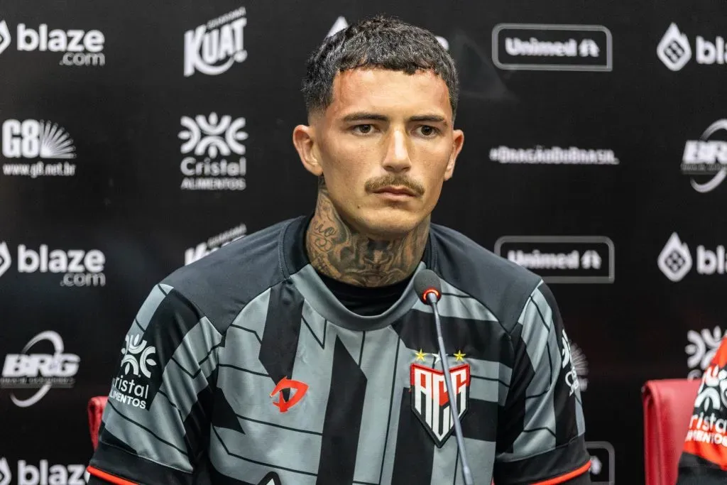 Emerson Junior em coletiva pelo Atlético-GO – Foto: Reprodução/Ingryd Oliveira/ACG