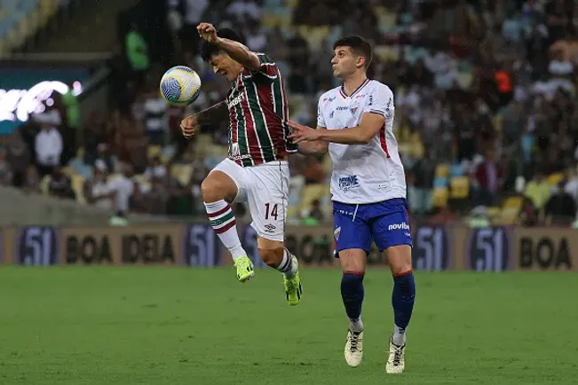 Kuscevic disputando a bola com Germán Cano em FluminensexFortaleza em 2024 – (Photo by Wagner Meier/Getty Images)