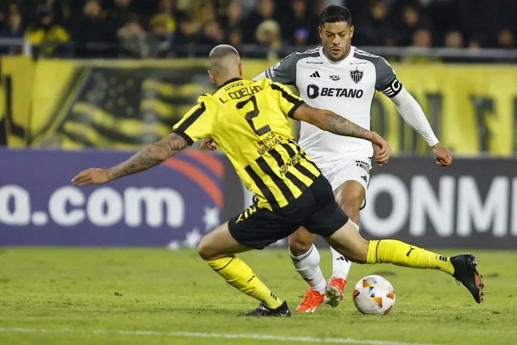 Léo Coelho marcando Hulk durante confronto entre Peñarol e Atlético-MG na Libertadores de 2024. (Photo by Ernesto Ryan/Getty Images)