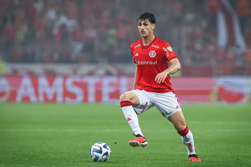 Johnny, ex-Internacional, pode estar a caminho do Liverpool. Foto: Maxi Franzoi/AGIF