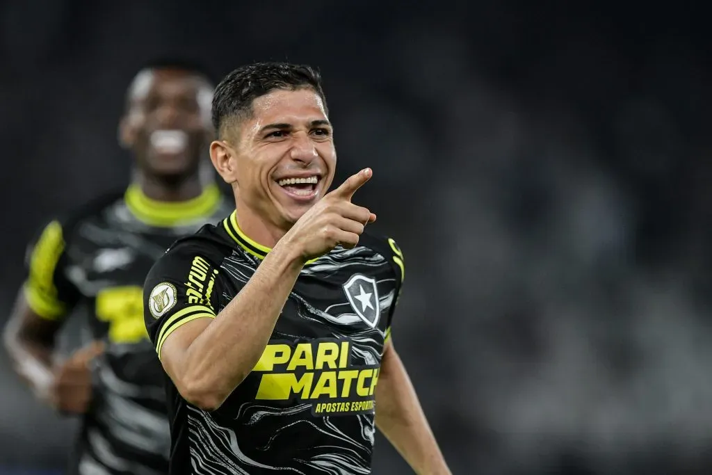 RJ – RIO DE JANEIRO – 05/11/2024 – BRASILEIRO A 2024, BOTAFOGO X VASCO – Savarino jogador do Botafogo comemora seu gol durante partida contra o Vasco no estadio Engenhao pelo campeonato Brasileiro A 2024. Foto: Thiago Ribeiro/AGIF