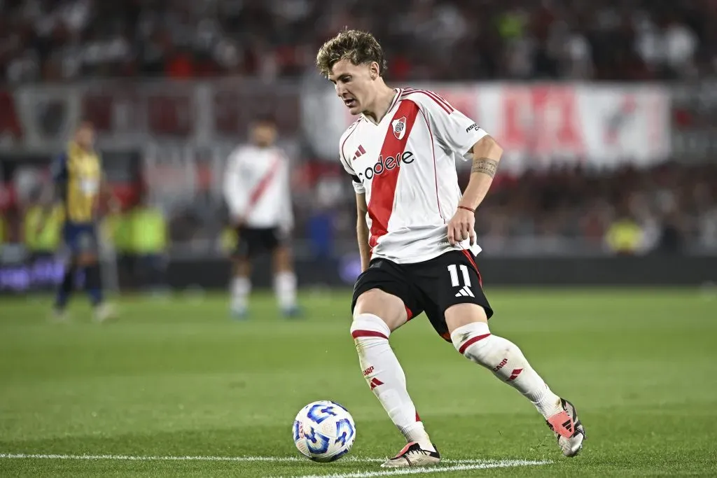 Facundo Colidio do River Plate conduz a bola durante a partida da Liga Profesional 2024 entre River Plate e Rosario Central no Estadio Más Monumental Antonio Vespucio Liberti em 8 de dezembro de 2024 em Buenos Aires, Argentina. (Foto de Rodrigo Valle/Getty Images)