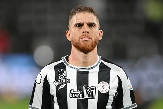 Gustavo Cuellar atuando no Al-Shabab em 2024 – Photo by Michael Regan/Getty Images)