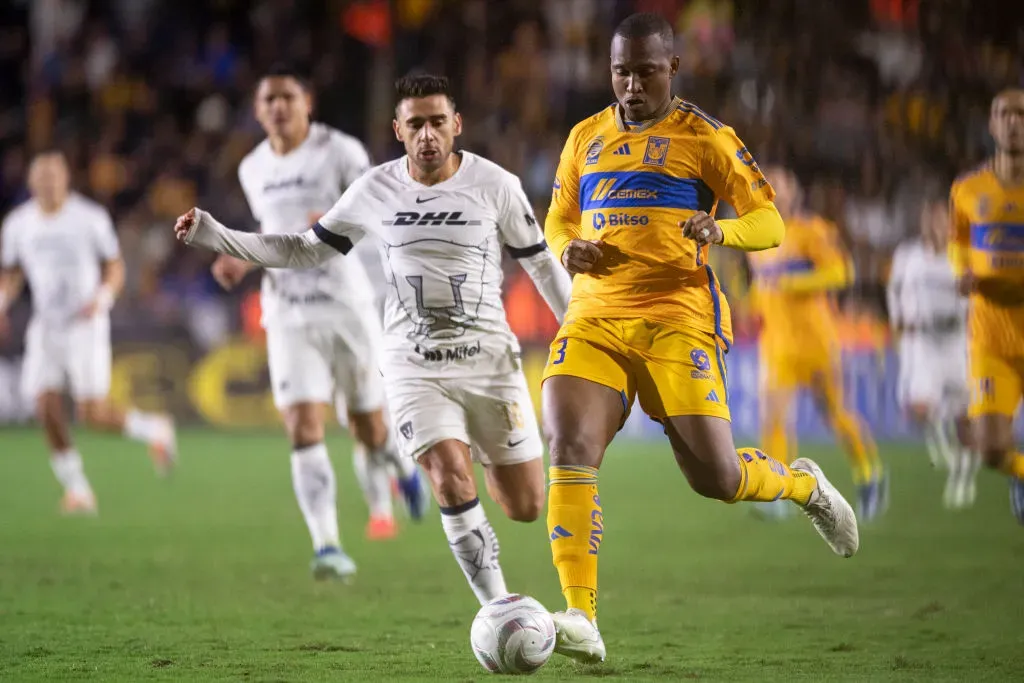 MONTERREY, MEXICO – DECEMBER 10: Samir De Souza of Tigres kics the ball while followed by Eduardo Salvio of Pumas during the semifinals second leg match between Tigres UANL and Pumas UNAM as part of the Torneo Apertura 2023 Liga MX at Universitario Stadium on December 10, 2023 in Monterrey, Mexico. (Photo by Azael Rodriguez/Getty Images)