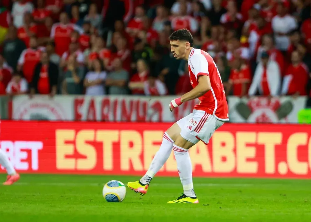 Rogel jogador do Internacional durante partida contra o Botafogo no estádio Beira-Rio pelo campeonato Brasileiro A 2024. Foto: Luiz Erbes/AGIF