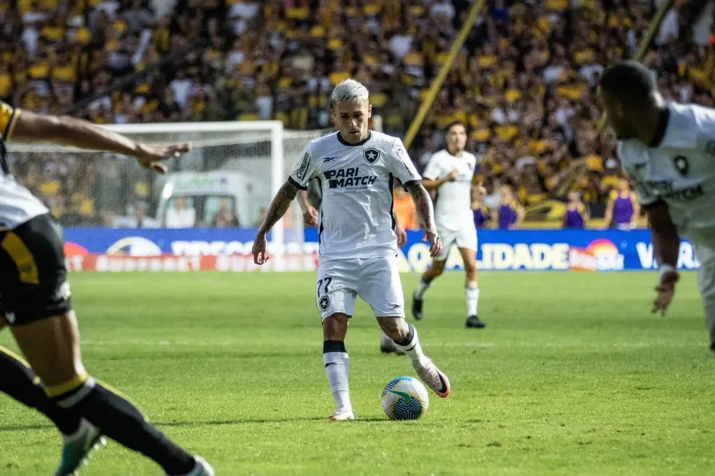 Diego Hernandez jogador do Botafogo durante partida contra o CriciÚma pelo campeonato Brasileiro A 2024. Foto: Leonardo Hubbe/AGIF