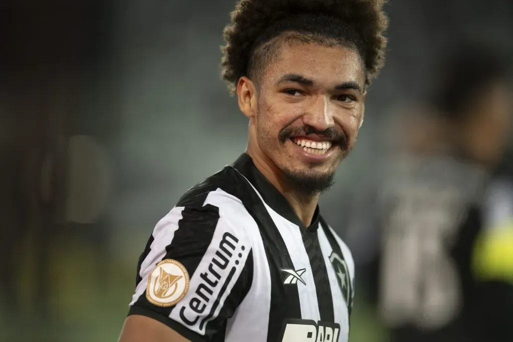 Adryelson comemorando vitória após a partida contra o Internacional no Campeonato Brasileiro A 2023. Foto: Jorge Rodrigues/AGIF