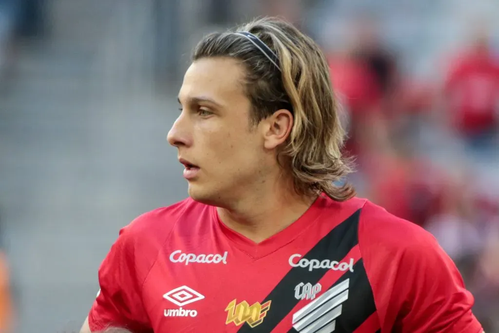 PR – CURITIBA – 05/10/2024 – BRASILEIRO A 2024, ATHLETICO-PR X BOTAFOGO – Cannobio jogador do Athletico-PR durante execucao do hino nacional antes da partida contra o Botafogo no estadio Arena da Baixada pelo campeonato Brasileiro A 2024. Foto: Robson Mafra/AGIF