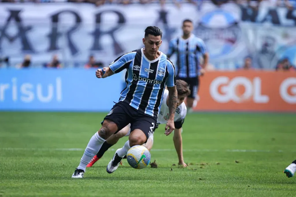 Pavón, atacante do Grêmio, recebeu uma oferta do Talleres, mas Quinteros conta com o jogador para 2025. Foto: Maxi Franzoi/AGIF