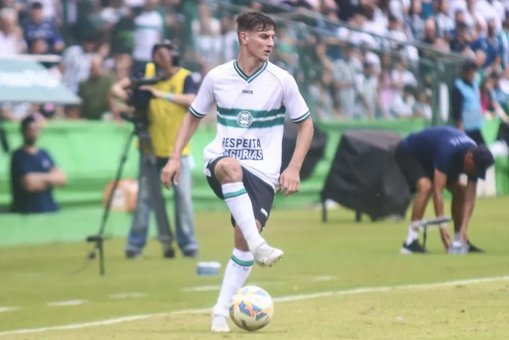 Natanael, lateral do Coritiba, não deve fechar com o São Paulo e acerta sua ida ao Atlético-MG. Foto: Gabriel Machado/AGIF