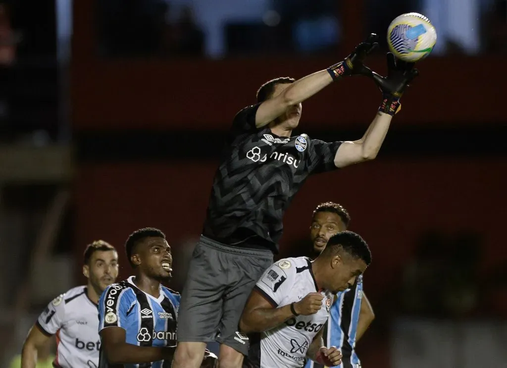 Marchesin jogador do Grêmio durante partida contra o Vitoria no estádio Barradão pelo campeonato Brasileiro A 2024. Foto: Jhony Pinho/AGIF