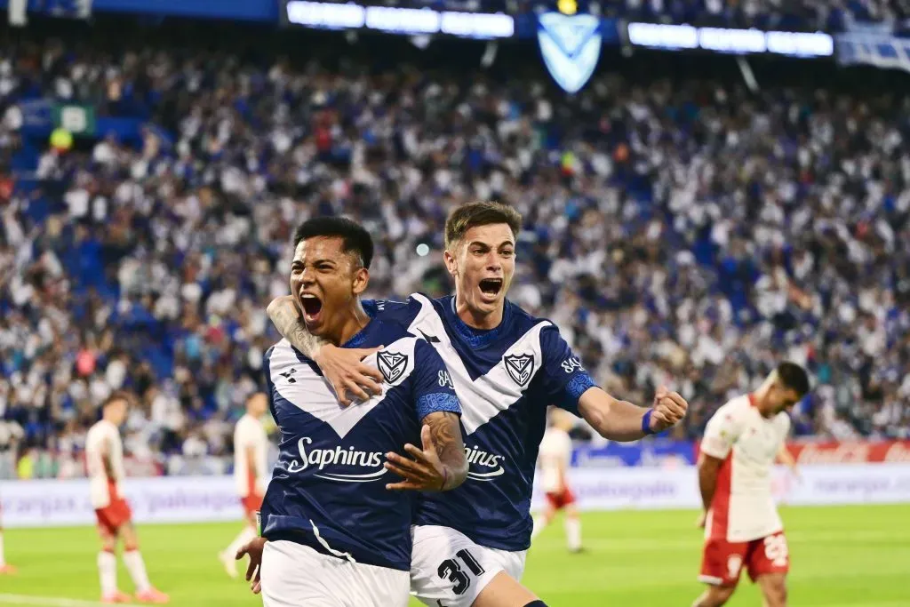 Valentín Gómez comemora gol pelo Vélez. (Photo by Rodrigo Valle/Getty Images)