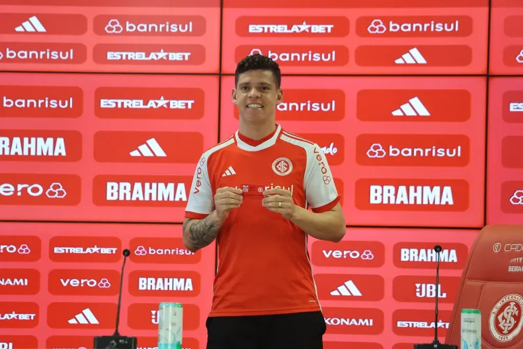 Ronaldo é apresentado pelo Internacional (Imagem: Ricardo Duarte/Internacional)