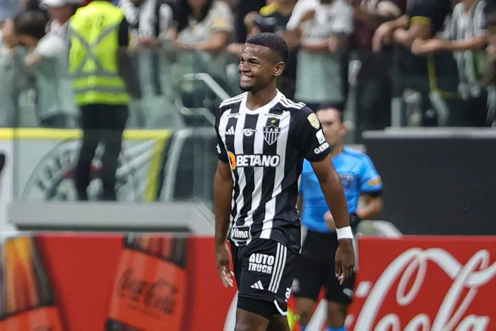 Alisson, jogador do Atletico-MG, comemora seu gol contra o Caracas (Foto: Gilson Lobo/AGIF)