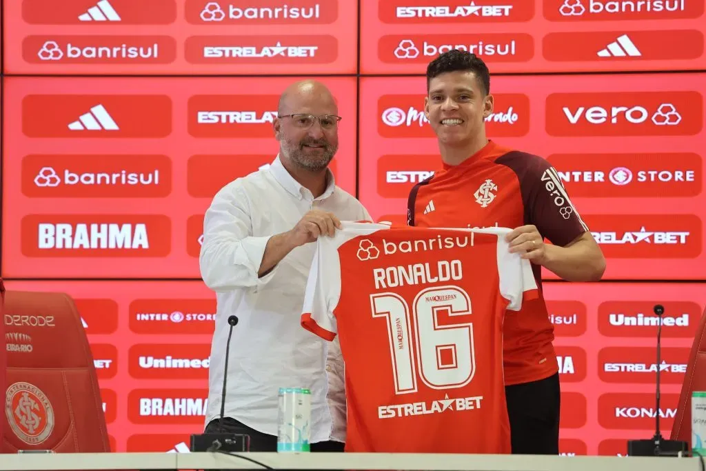 Foto Ricardo Duarte/Internacional – José Olavo Bisol durante coletiva de apresentação de Ronaldo no Internacional.