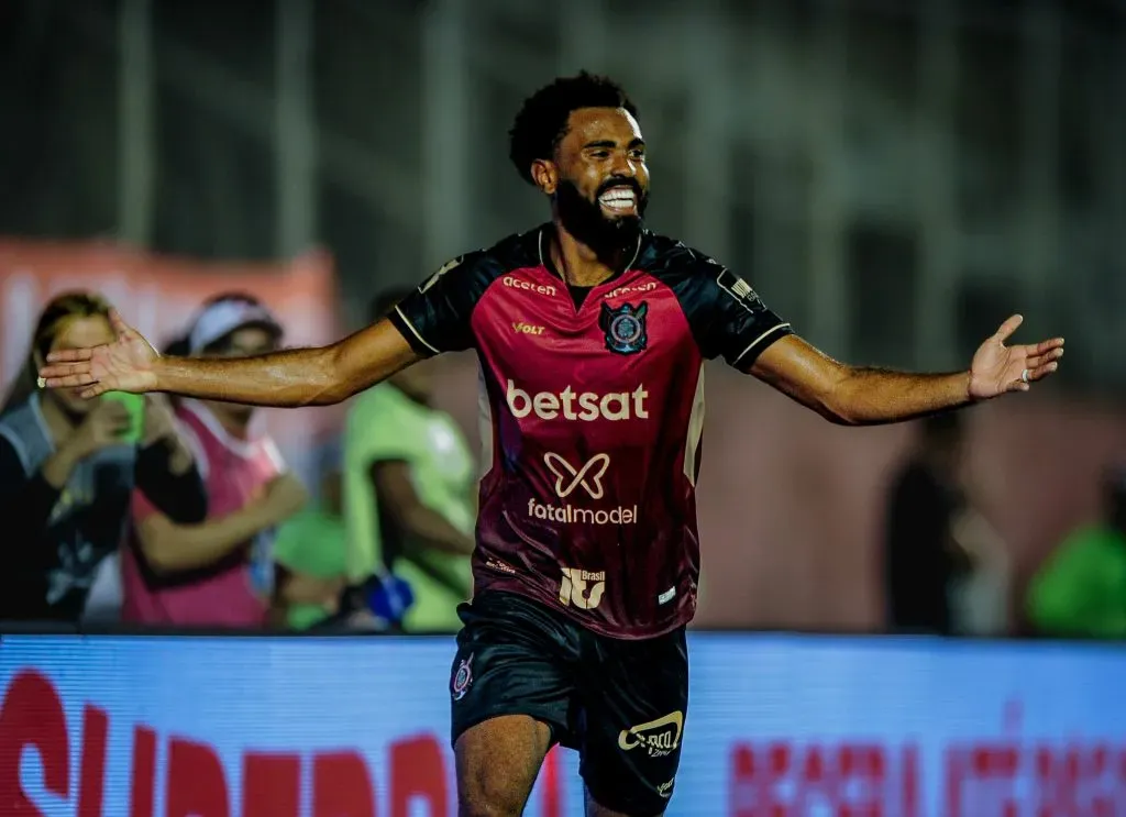 Caio Vinicius jogador do Vitoria comemora seu gol durante partida contra o ABC no estadio Barradao pelo campeonato Copa Do Nordeste 2024. Foto: Jhony Pinho/AGIF