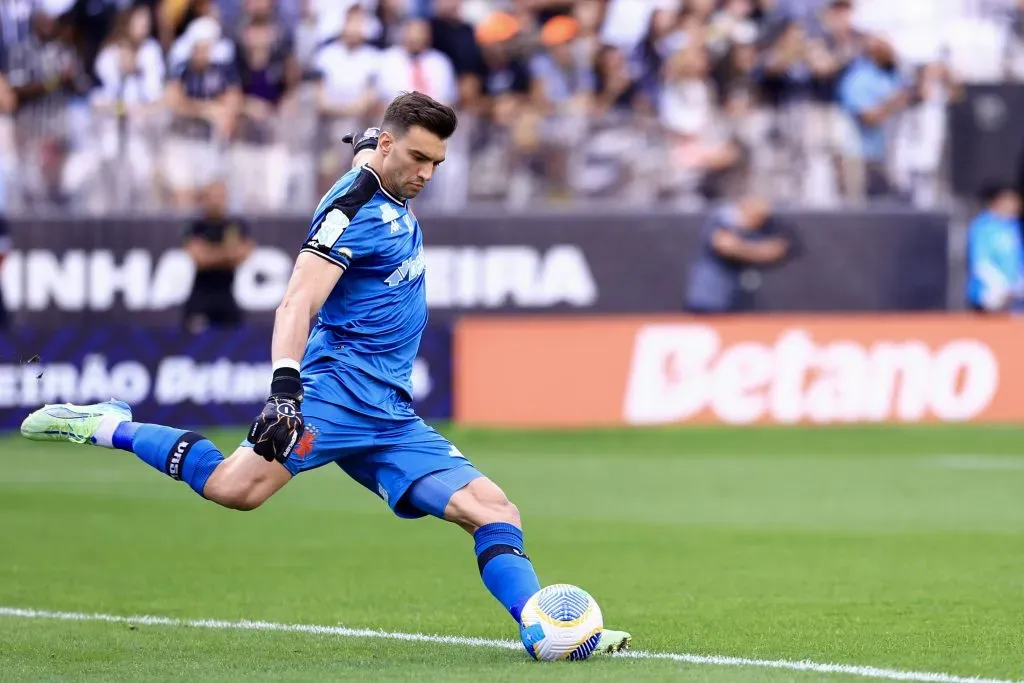 Léo Jardim, goleiro do Vasco, pode deixar o clube e assinar com o Sporting, de Portugal. Foto: Marcello Zambrana/AGIF