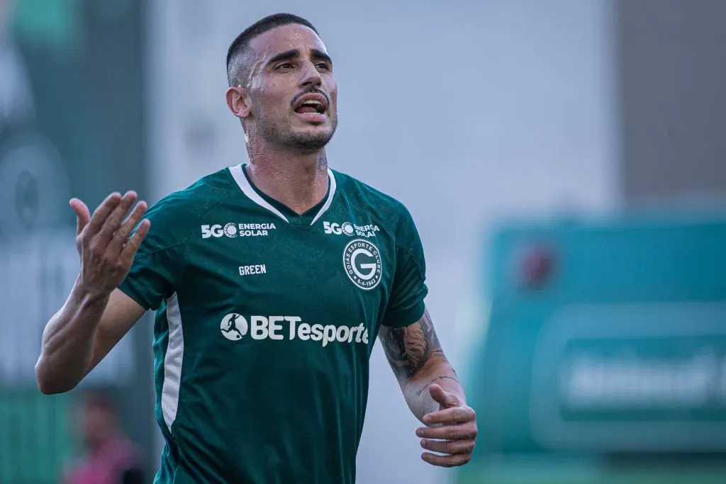 Thiago Galhardo comemorando gol durante partida contra o Chapecoense na Série B 2024. Foto: Isabela Azine/AGIF