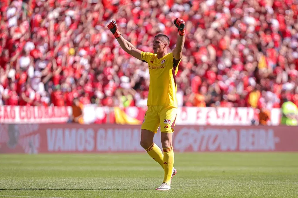 RS – PORTO ALEGRE – 24/11/2024 – BRASILEIRO A 2024, INTERNACIONAL X BRAGANTINO – Rochet goleiro do Internacional comemora gol durante partida contra o Bragantino no estadio Beira-Rio pelo campeonato Brasileiro A 2024. Foto: Maxi Franzoi/AGIF