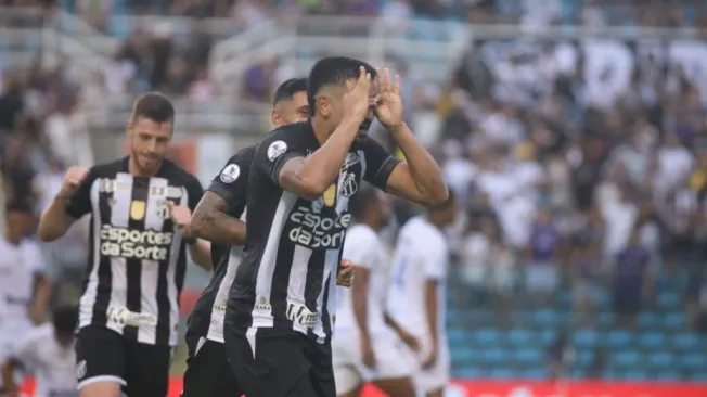 Ramon, do Ceará, comemora seu gol contra o Tirol no Estádio Presidente Vargas, pelo Campeonato Cearense 2025. Foto: Lucas Emanuel/AGIF.