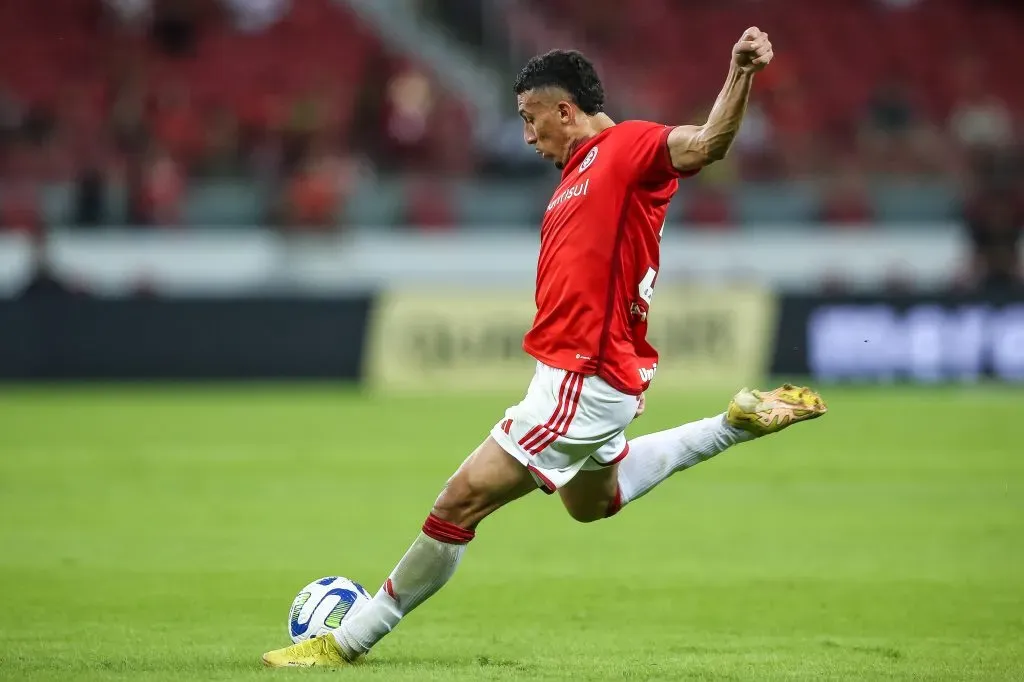 Gabriel Baralhasdurante partida contra o CSA na Copa do Brasil 2023. Foto: Pedro H. Tesch/AGIF