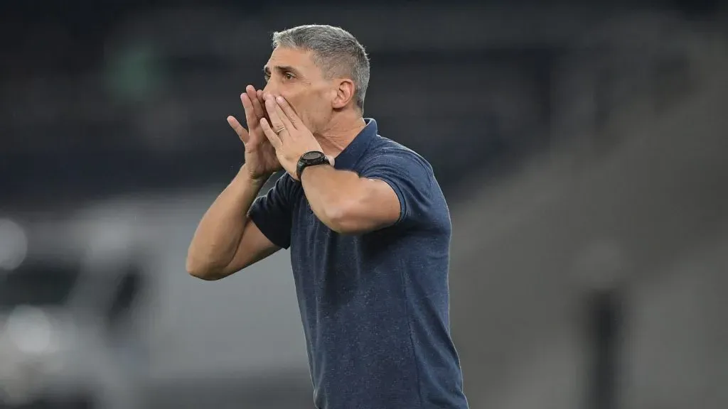 Vojvoda pelo Fortaleza em partida contra o Botafogo pelo Brasileirão Série A – Foto: Thiago Ribeiro/AGIF