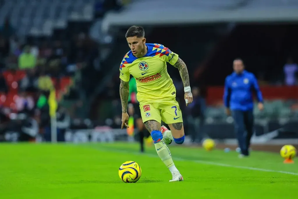 MEXICO CITY, MEXICO – FEBRUARY 21: Brian Rodríguez of America drives the ball during the 9th round match between America and Mazatlan FC as part of Torneo Clausura 2024 Liga MX at Azteca Stadium on February 21, 2024 in Mexico City, Mexico. (Photo by Manuel Velasquez/Getty Images)