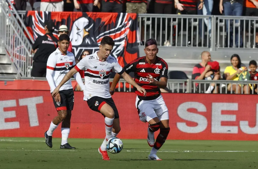 Oscar em disputa com Alcaraz, do Flamengo (Imagem: Rubens Chiri/São Paulo)